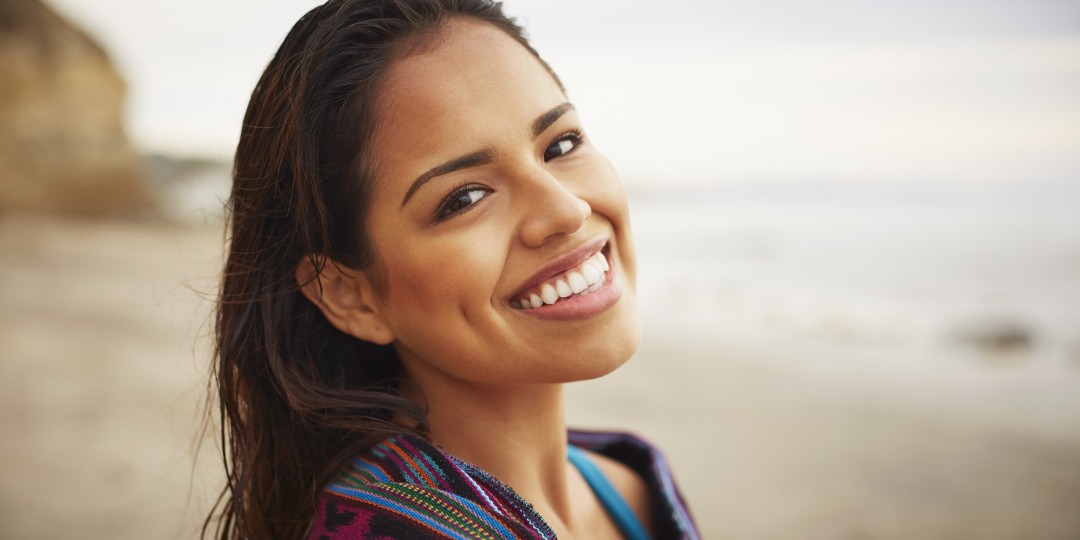 mujer sonriendo blanqueamiento dental